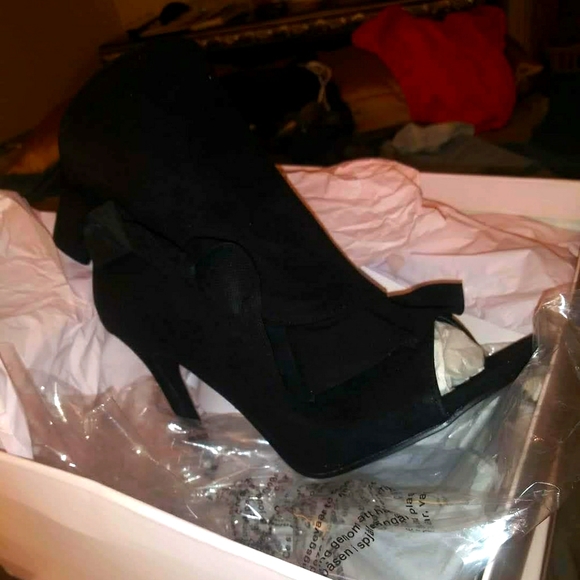 A pair of peak toe ankle boots - Picture 1 of 2